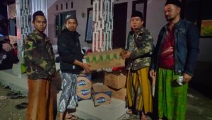 Kanan Menyerahkan Bantuan Oleh Kepala PAC BAANAR Tambelangan Sahabat Jamaludin Kepada Ketua PC LPBI NU Sampang Ustadz Umar Faruq